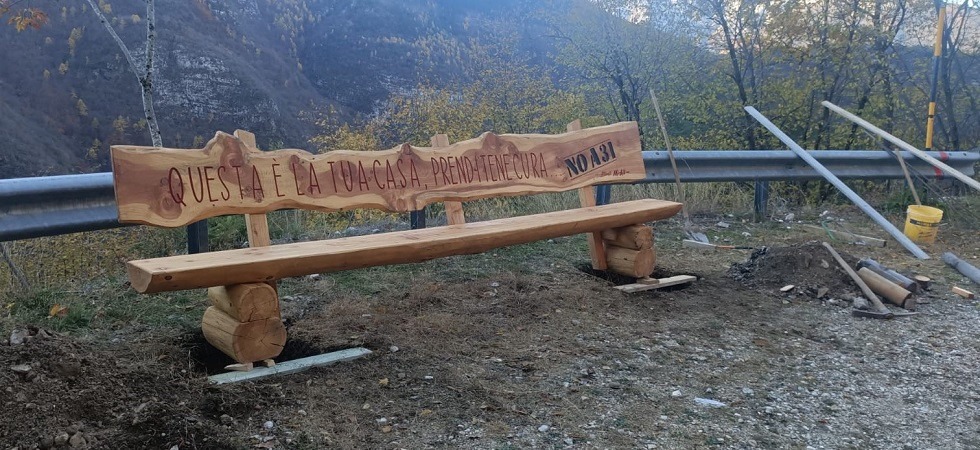 Gli attivisti riparano la panchina No-A31 vandalizzata: “Questa è la tua casa, prenditene cura”